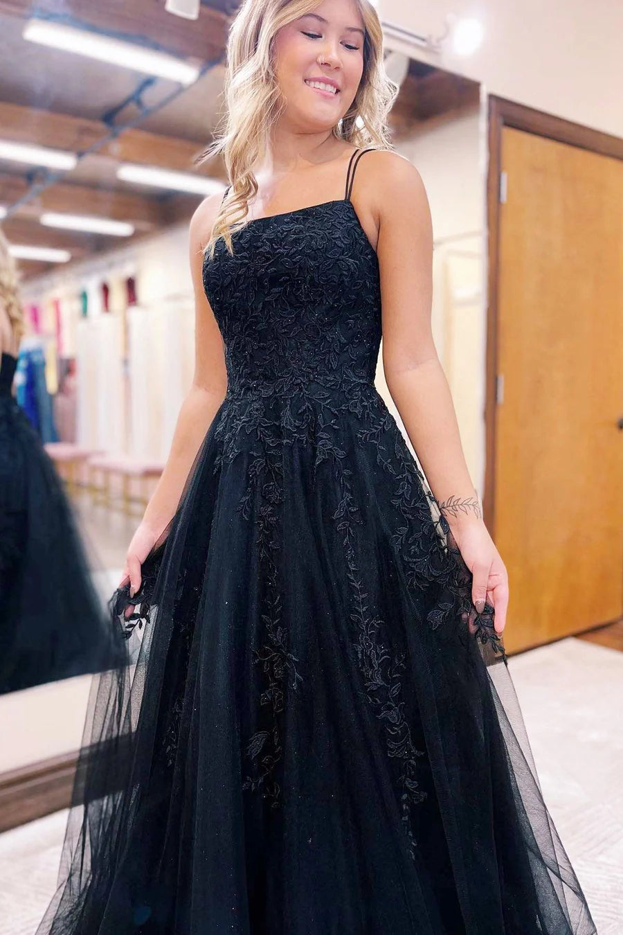Vestido de fiesta con apliques en forma de A y espalda con cordones